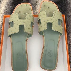 Hermès Oran sandals ostrich green size 8.5